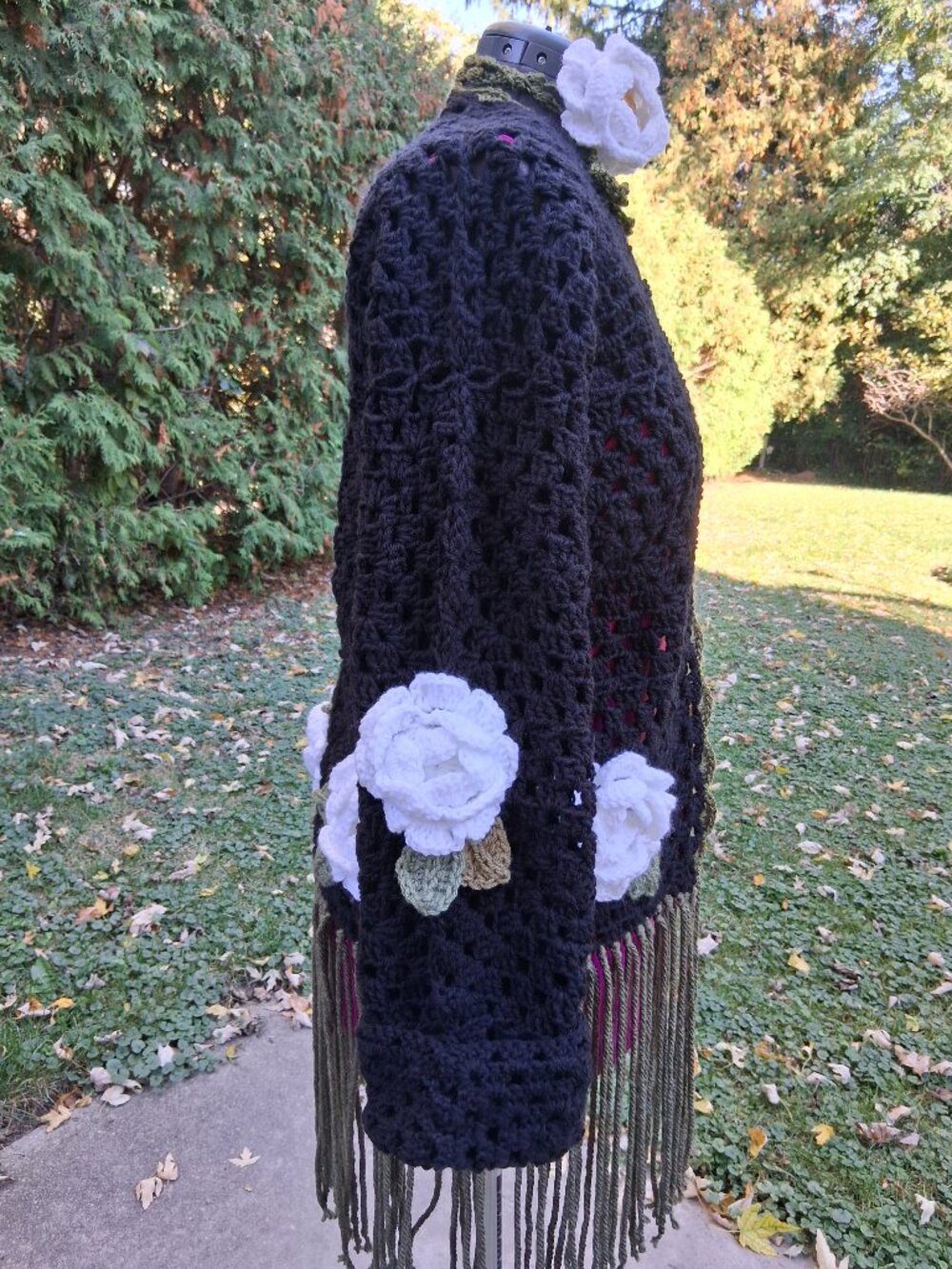 Black Granny Square Fringe with White Roses Sweater and Rose Wrap Necklace L.XL - Picture 10 of 12